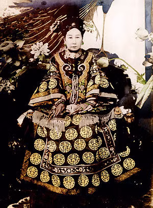 Năm Quang Tự thứ 34 (tức năm 1908), Từ Hy thái hậu lâm trọng bệnh, các ngự y vô cùng lo lắng nên nghĩ ra một phương thuốc hòng giữ lại tính mạng cho bà. Nhưng chỉ sau một giờ, Từ Hy thái hậu trút hơi thở cuối cùng.