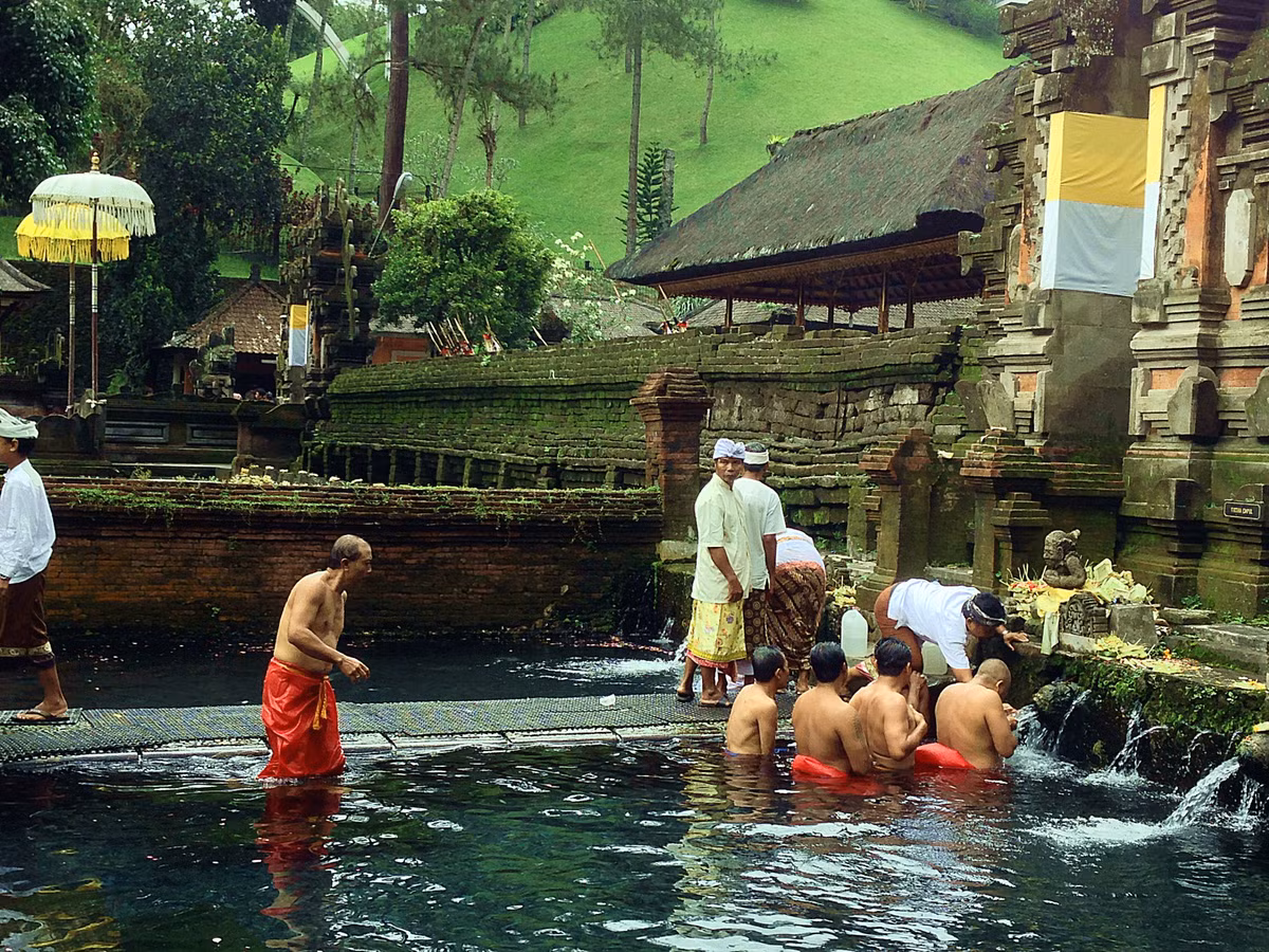 Theo truyền thuyết của người Bali, trong trận chiến giữa thần Indra và ác ma Mayadanawa, ác ma Mayadanawa đã làm nhiễm độc các dòng sông và làm cho hàng trăm người bị bệnh, nên thần Indra đã tạo ra nước tinh khiết và thiêng liêng để chữa bệnh cho họ. Vì vậy, hơn một ngàn năm qua, người dân Bali tới đây đắm mình trong dòng nước thiêng để chữa bệnh và giúp tinh thần thư thái.