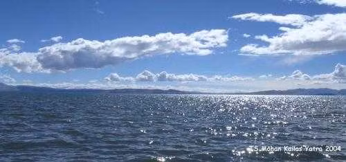 6. Hồ Manasarovar: Đây là hồ nước ngọt cao nhất trên thế giới, nằm dưới chân núi Kailash ở Tây Tạng. Đồng thời hồ thiêng Manasarovar là nơi hành hương cho các tín đồ Phật giáo và Hindu giáo. Theo truyền thuyết của đạo Hindu, thần sáng tạo Brahma tạo ra hồ Manasarovar làm nơi thích hợp cho các nghi lễ tôn giáo.