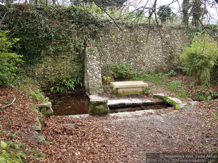 7. Giếng của Thánh Augustine, Cerne Abbas, Anh: Giếng thiêng này còn được nhiều người biết đến với tên gọi “giếng Bạc”, nằm trong một ngôi làng trong hạt Dorset ở miền Nam nước Anh. Theo truyền thuyết, trong một lần Thánh Augustine (mất năm 604 TCN) tới thăm hạt Dorset và hỏi những cậu bé trông nom gia súc trong thung lũng Cerne rằng, họ thích uống bia hay uống nước. Các cậu bé đã chọn nước. Sau đó, Thánh và những tùy tùng của mình đã đào một cái giếng và hét lớn: “Cerno El”(có nghĩa là "Tôi đã trông thấy Chúa").