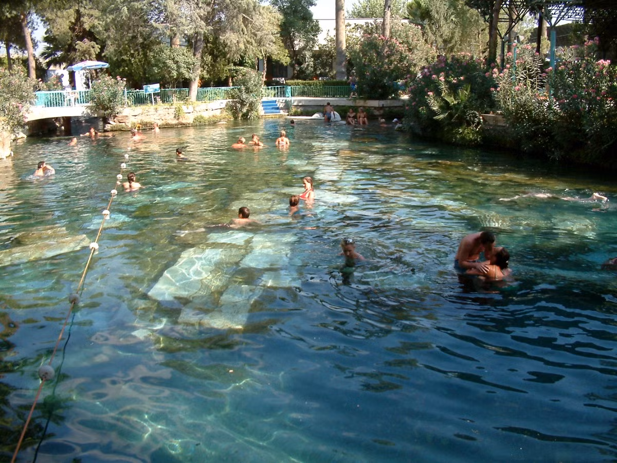 5. Những hồ nước nóng trong thành phố Hierapolis: Hierapolis có nghĩa là “thành phố linh thiêng” được người xưa tin rằng, thần Apollo đã gây dựng thành phố này. Hierapolis được nhắc đến trong Kinh Thánh duy nhất một lần, khi Thánh Paul ca tụng Epaphras - một người đạo Kito giáo đến từ Colossae, trong bức thư gửi tới những người Colossae.