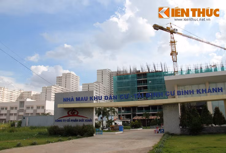 Trên tuyến đại lộ đẹp bậc nhất Sài Gòn, dự án khu tái định cư Bình Khánh 1080 căn hộ do Công ty CP Đức Khải làm chủ đầu tư và thi công với số vốn 1256 tỷ đồng...