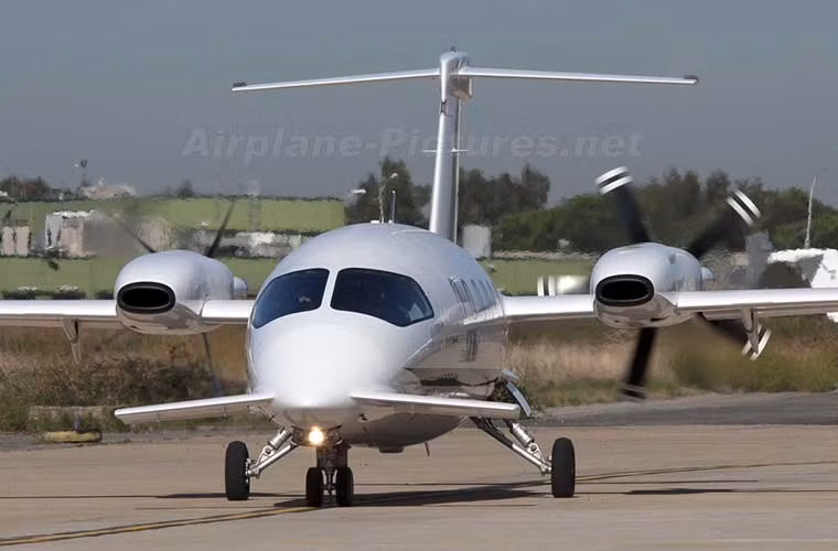 Hai động cơ tuốc bin cánh quạt Pratt &amp; Whitney PT6A-66 đặt cao trên cánh chính, nhưng lại đặt quay đầu cánh ra sau thay vì hướng về phía trước như trên máy bay cánh quạt truyền thống.