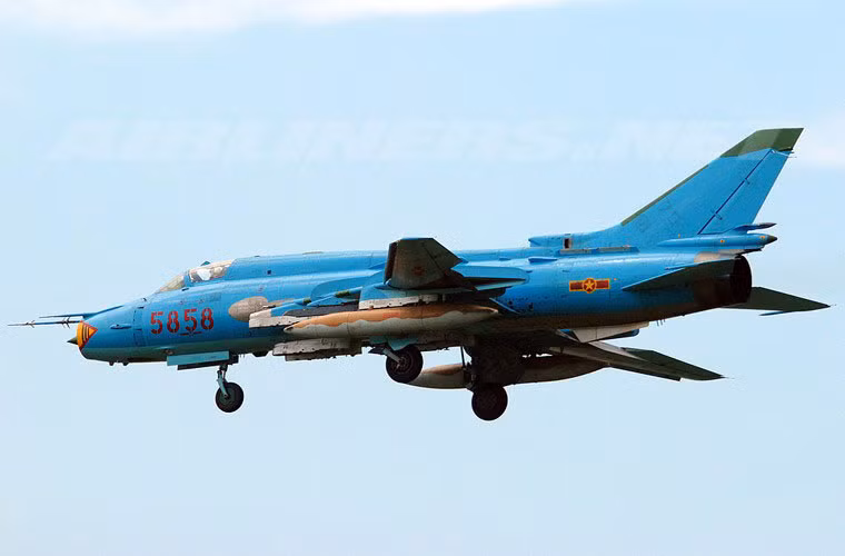 Su-17 (biến thể xuất khẩu là Su-22) trang bị động cơ phản lực AL-21F-3 cho tốc độ bay tối đa 1.860km/h trên trần bay lớn, bán kính chiến đấu hơn 500km. Máy bay có khả năng mang 4 tấn vũ khí trên 10 giá treo (gồm bom, tên lửa, rocket). Trong ảnh là “đôi cánh ma thuật” Su-22M4 của Không quân Nhân dân Việt Nam.