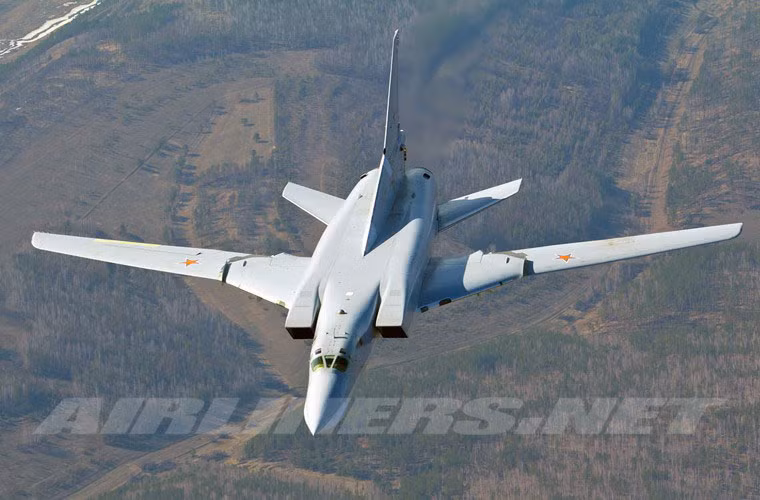 Tu-22M3 là một trong 2 mẫu máy bay ném bom chiến lược dùng kiểu cánh cụp cánh xòe do Cục thiết kế Tupolev phát triển cho Không quân Liên Xô (hiện là Nga). Cánh của Tu-22M3 có thể tạo góc với thân từ 20 đến 65 độ (tương đương với sải cánh 34,28-23,30m), cho phép máy bay cất cánh đường băng ngắn, tốc độ bay tiết kiệm nhiên liệu hiệu quả, duy trì tốc độ cao tốt, khả năng bay thấp tốc độ cao.