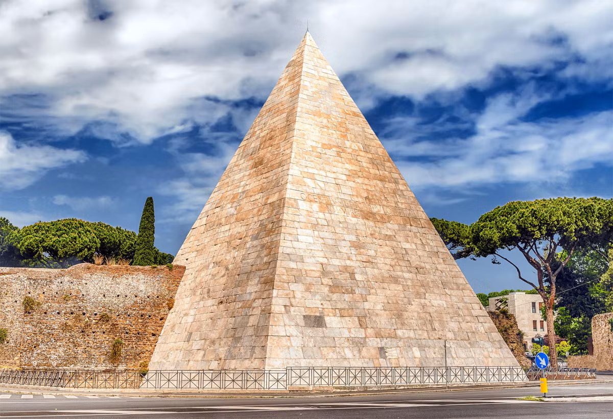 Vào thế kỷ 18 và 19, kim tự tháp là một di tích thu hút nhiều du khách ghé thăm ở Rome. Các nhà thơ nổi tiếng thời đó thậm chí còn làm thơ ca ngợi công trình mang cảm hứng Ai Cập cổ đại này. Ảnh: Twitter.