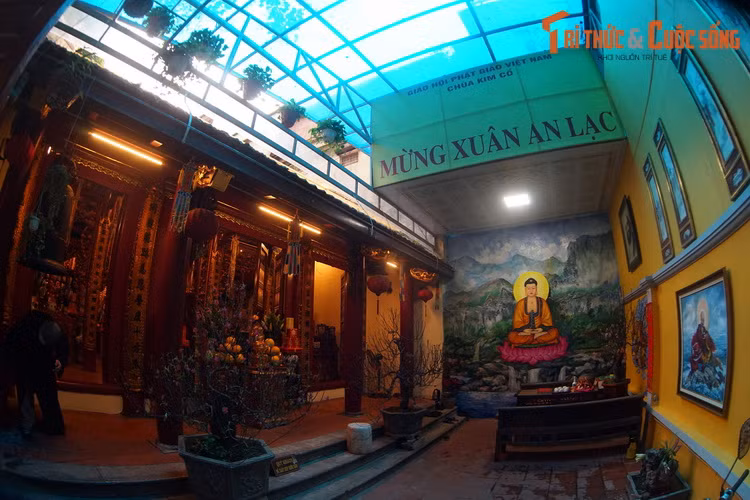 Chùa từng có quy mô khá lớn, nhưng do quá trình đô thị hóa mà ngày nay chỉ còn rộng khoảng 150 m2. Khu vực cổng và sân chùa từng bị người dân chiếm dụng trong nhiều thập niên. Đến năm 2011 phần diện tích này mới được giải tỏa, trả lại cho ngôi chùa cổ phần nào dáng vẻ vốn có.