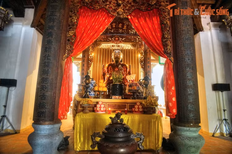 Dấu ấn của thời còn nằm trong "Thăng Long Tứ quán" vẫn hiện diện rõ nét tại chùa Huyền Thiên, thể hiện qua pho tượng ngài Huyền Thiên Trấn Vũ có kích thước lớn, được tạo tác sinh động, đặt ở nhà bái đường.