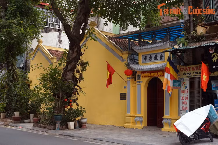 3. Quán Đồng Thiên trong Thăng Long tứ quán ngày nay là chùa Kim Cổ ở 73 phố Đường Thành. Theo sử sách, chùa Kim Cổ xưa thuộc địa phận thôn Kim Cổ, vốn là nơi tọa lạc cung điện vua Lý Thánh Tông xây dựng cho Nguyên Phi Ỷ Lan.