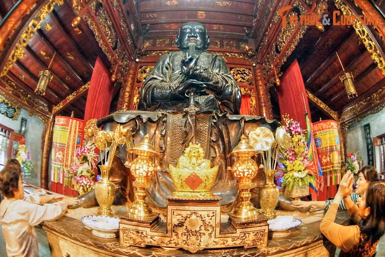 Đền Quán Thánh là nơi thờ Huyền Thiên Trấn Vũ, một trong bốn vị thần trấn giữ bốn phương Đông - Tây - Nam - Bắc theo quan niệm dân gian. Ngài cũng được coi là một vị thần hộ mệnh của Kinh thành Thăng Long.