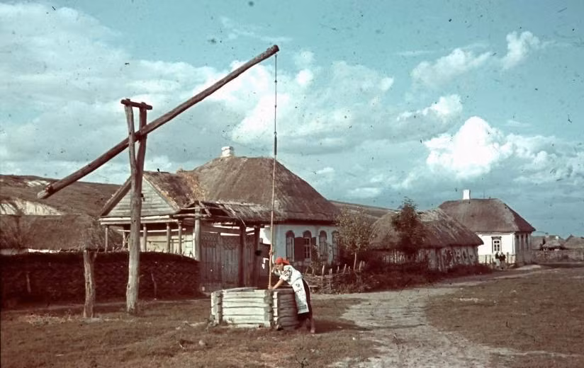 Nữ nông dân Ukraine lấy nước từ một chiếc giếng.