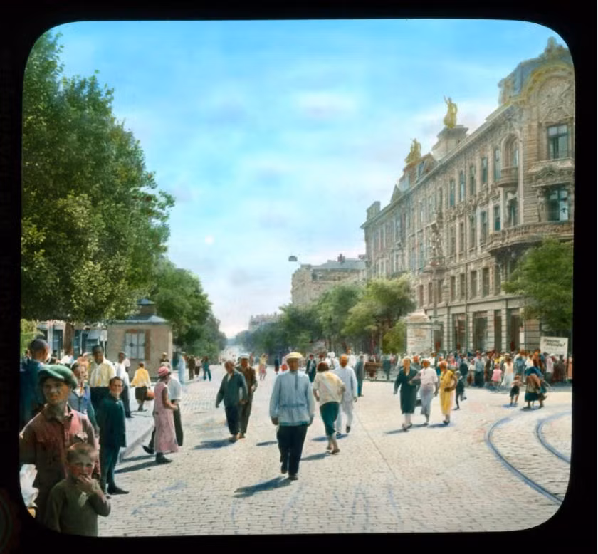 Khu phố trung tâm đông đúc người ở lại ở Odessa, Ukraine thập niên 1930. Ảnh: Branson DeCou/UCSC Library Digital Collections.
