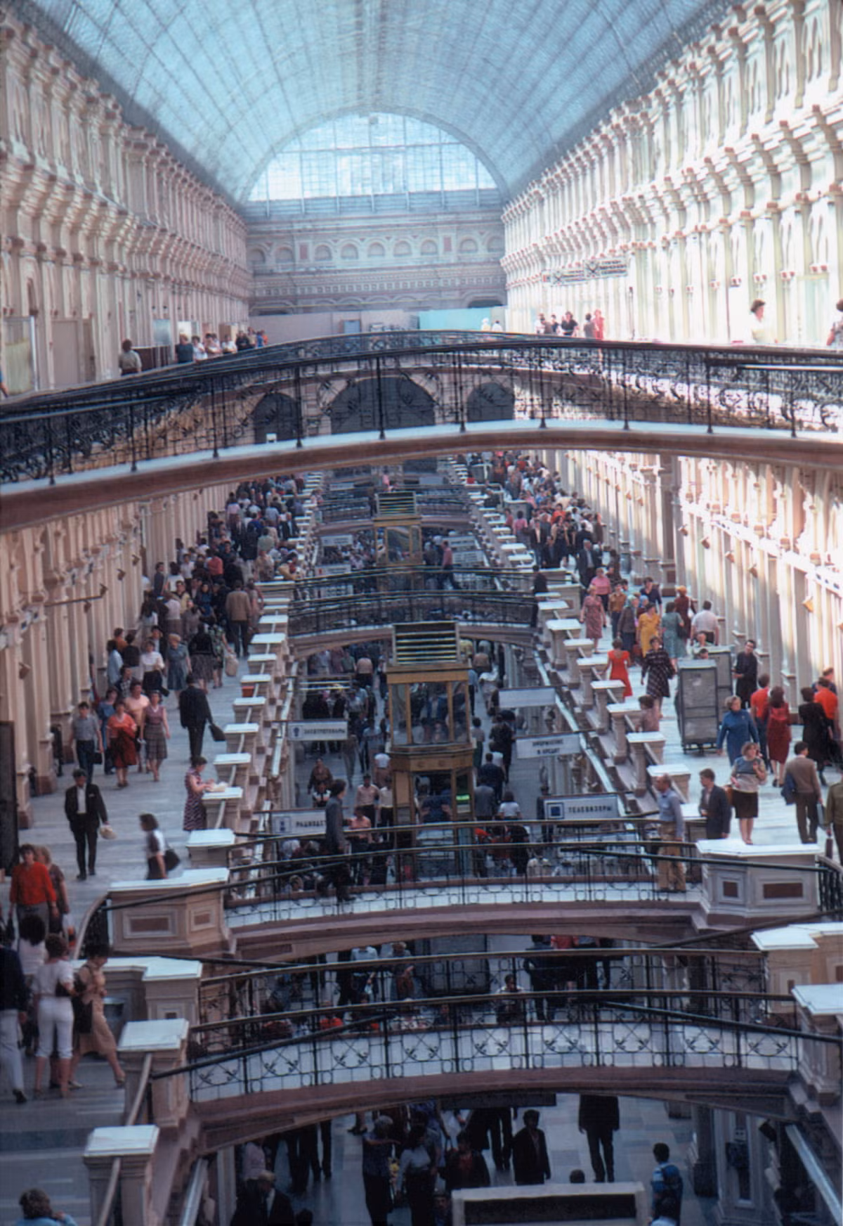Bên trong Bách hóa GUM, thành phố Moscow năm 1985. Nằm bên Quảng trường Đỏ, đối diện điện Kremly, GUM là khu bách hóa tổng hợp lớn nhất Liên Xô. Ảnh: Gerald Leonard