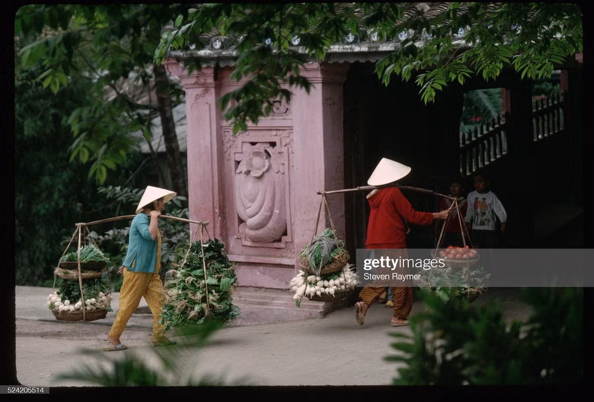 Những người phụ nữ gánh rau lên Chùa Cầu, phố cổ Hội An năm 1994.