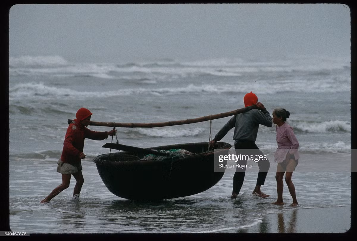 Ngư dân khiêng thuyền thúng trên bãi biển Mỹ Khê, Đà Nẵng năm 1994.