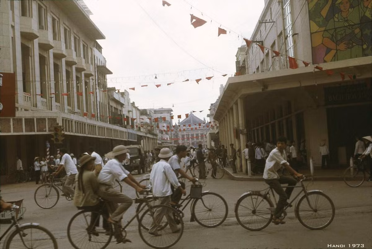 Phố Tràng Tiền năm 1973. Cửa hàng bách hóa trứ danh nằm bên phải.