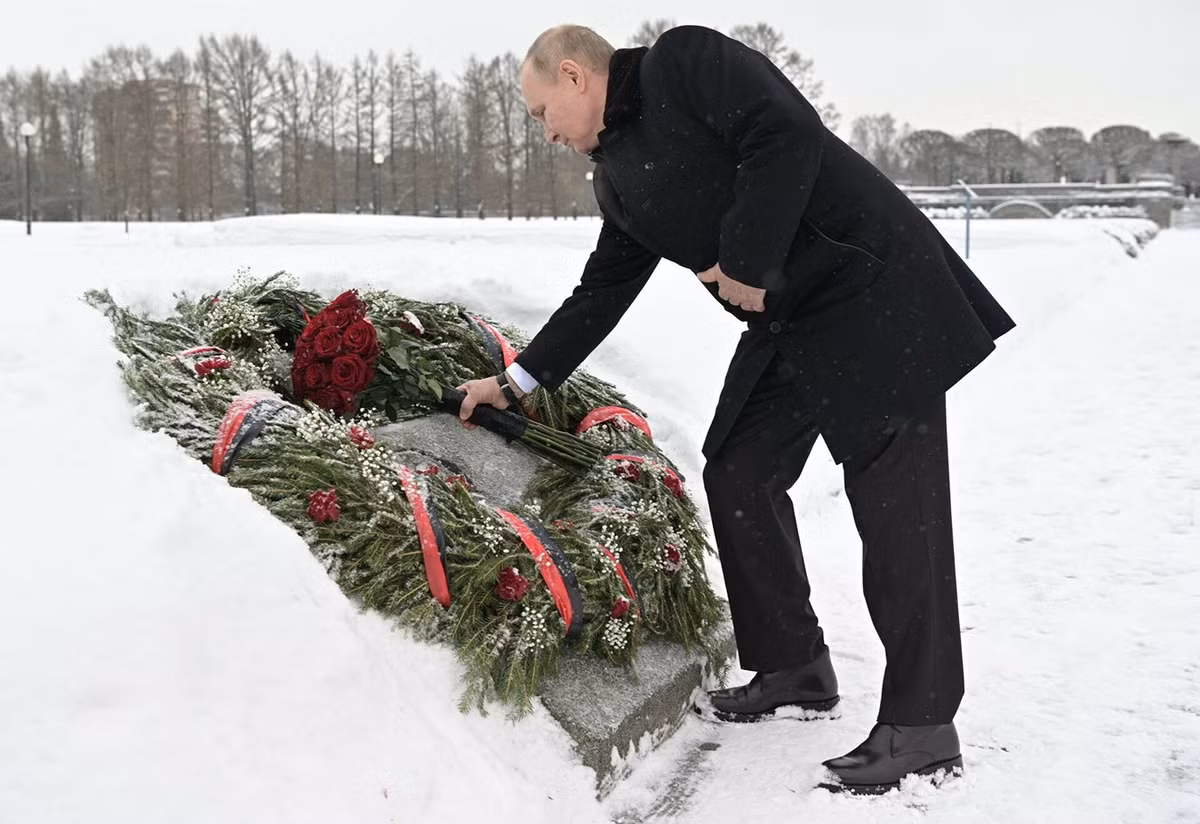 Tổng thống Nga Vladimir Putin dâng hoa tại một phần mộ tập thể ở nghĩa trang Piskaryovskoyem ngày 27/1/2022. Một người anh trai của ông đã mất khi còn nhỏ trong cuộc bao vây Leningrad và được chôn cất tại nghĩa trang này.