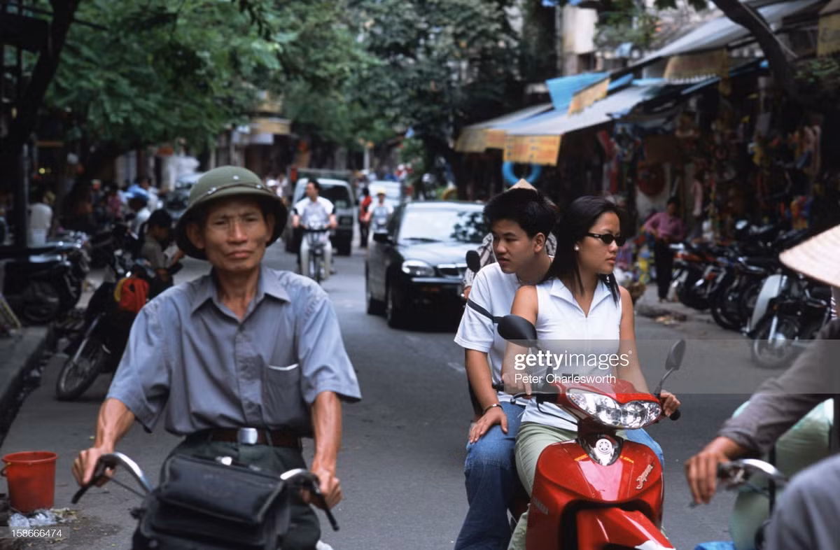 Thời điểm này người đi xe máy chưa phải đội mũ bảo hiểm.