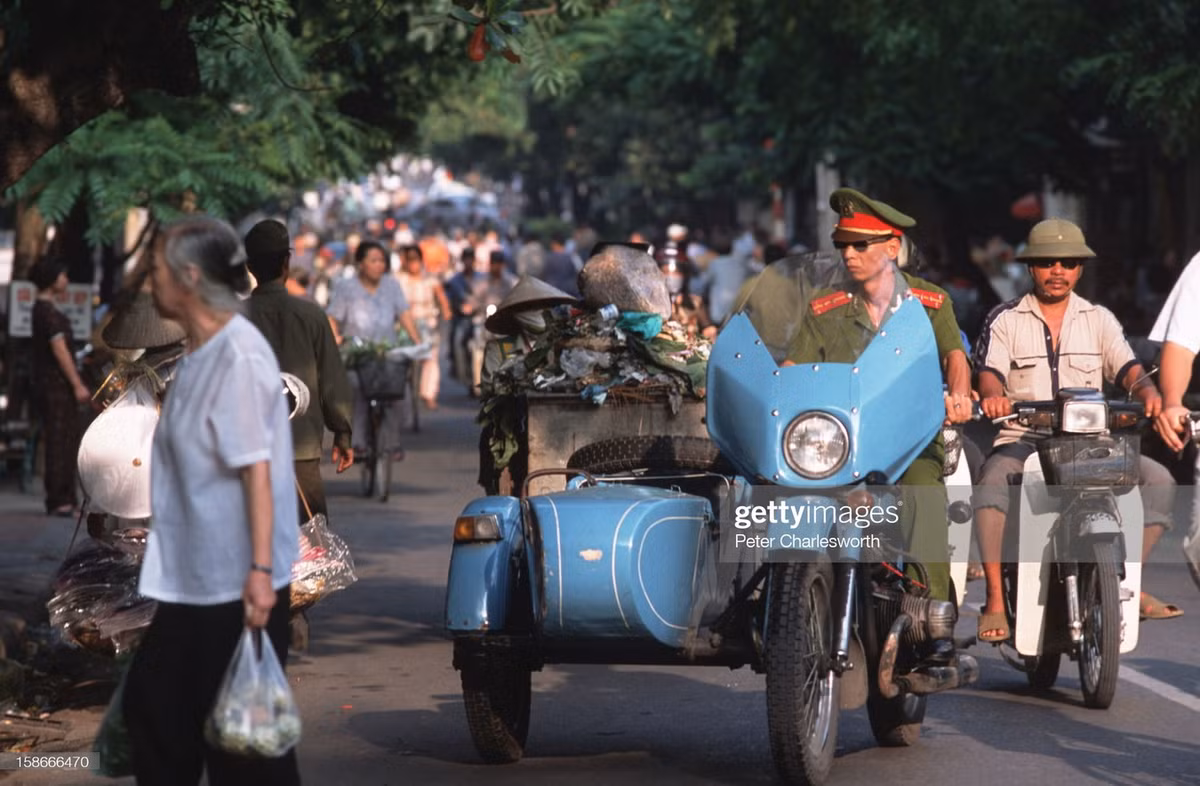 Chiến sĩ cảnh sát lái xe "xít đờ ca" trên phố.