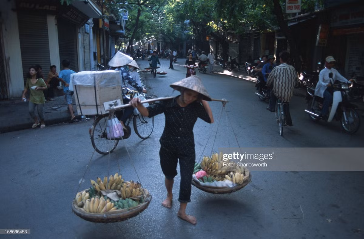 Người bán chuối dạo trong khu phố cổ.
