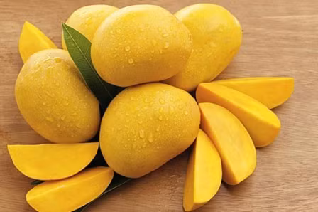Xoài chín tự nhiên đều màu, thường có màu vàng tươi, bên ngoài không có những vết thâm và đốm đen. Ảnh minh họa.