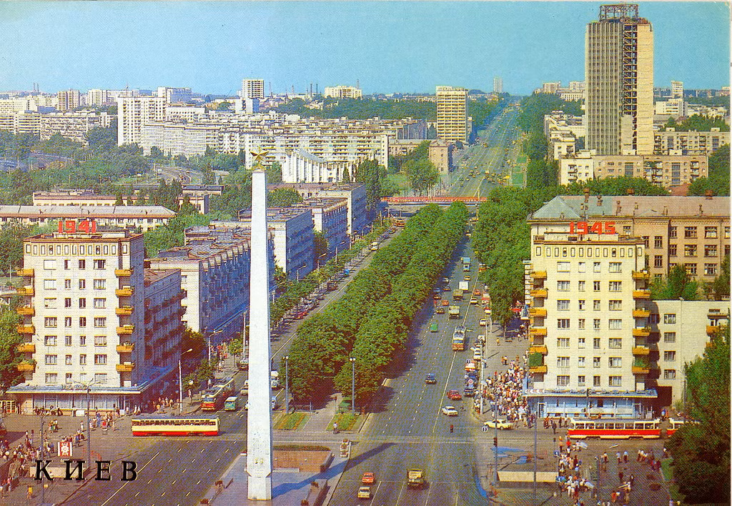 Đài tưởng niệm Thành phố Anh hùng trên Quảng trường Chiến thắng của Kiev.