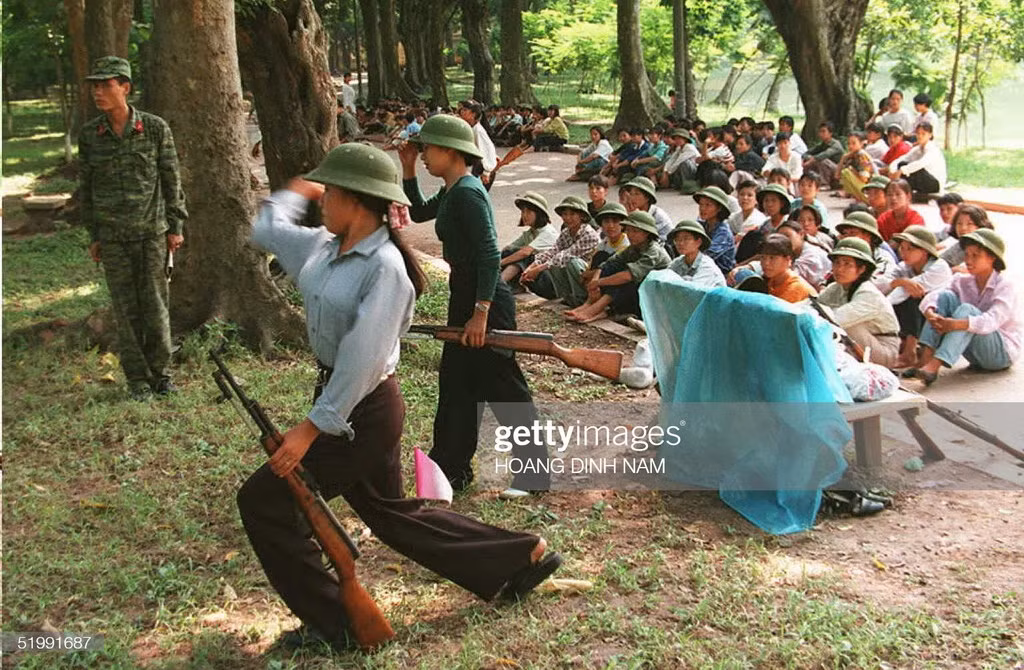 Hai nữ sinh tập ném lựu đạn ở công viên Bách thảo, Hà Nội ngày 12/9/1995.