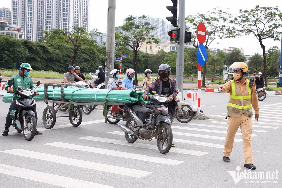 Nhan nhan xe may ca tang cho sat dai chuc met tren pho Ha Noi-Hinh-3