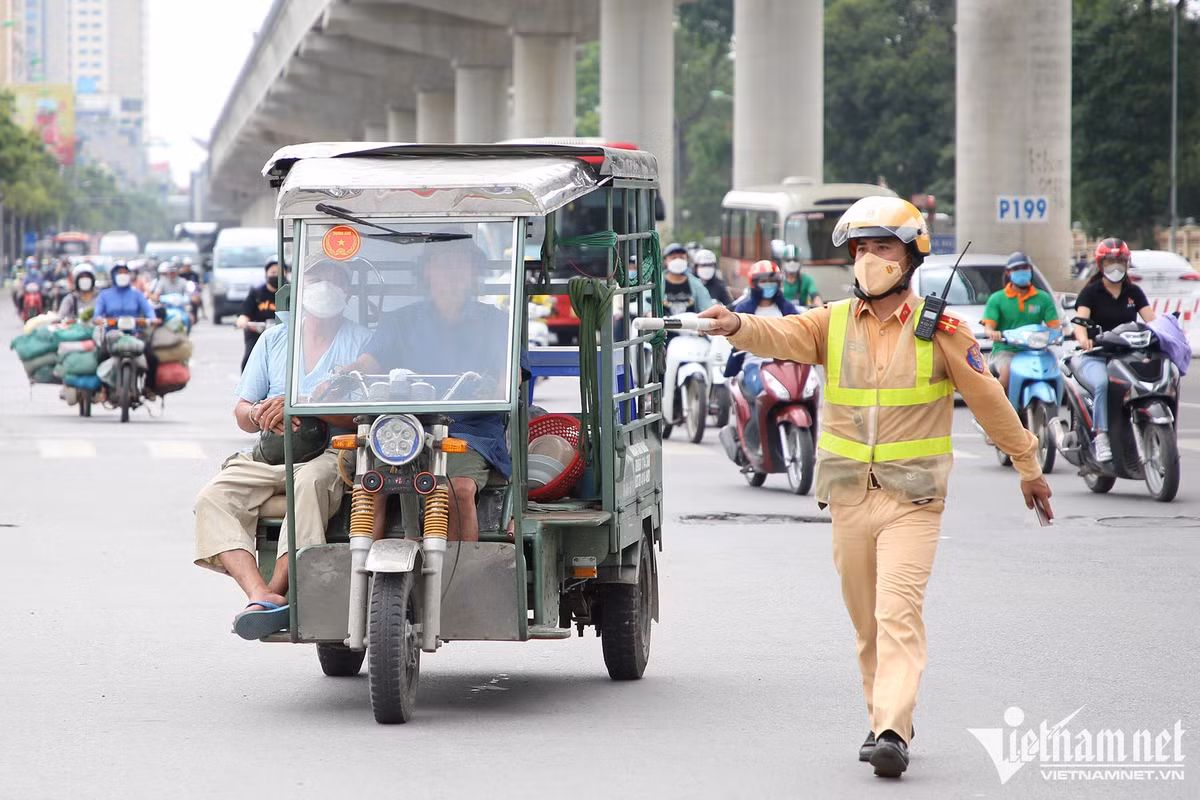 Nhan nhan xe may ca tang cho sat dai chuc met tren pho Ha Noi-Hinh-9