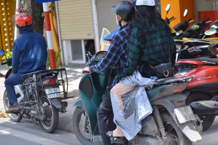 Ha Noi: Nhiet do ngoai troi 50 do C, nguoi lao dong van muot mai muu sinh-Hinh-9