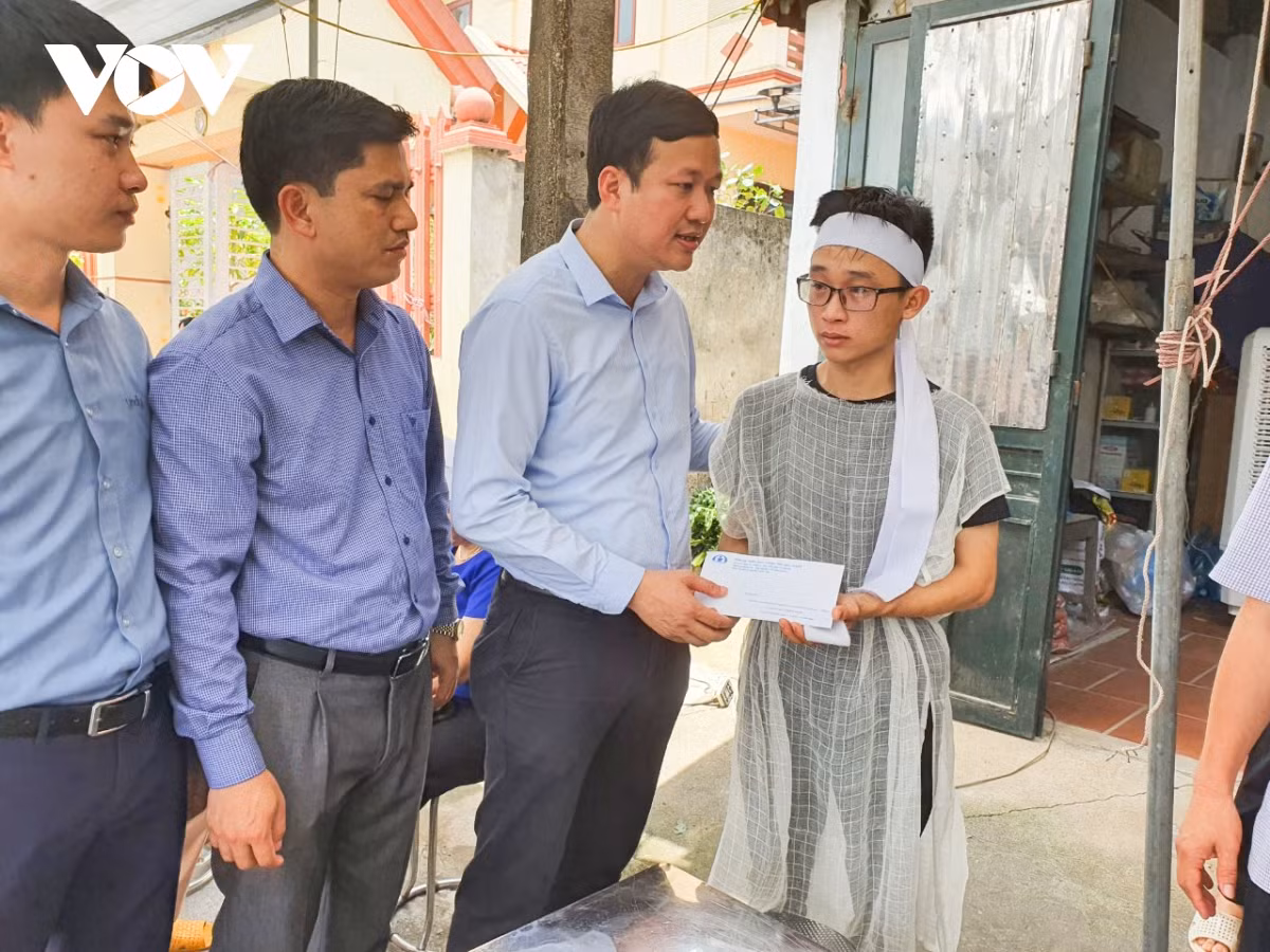 Trong đám tang sáng nay, Phó Chủ tịch UBND tỉnh Bắc Giang Lê Ô Pích đến động viên chia buồn cùng gia đình anh N.M.H.