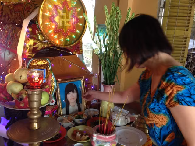 "Uyên ơi mẹ có tội với anh em tụi con…”, bà Nhung nức nở