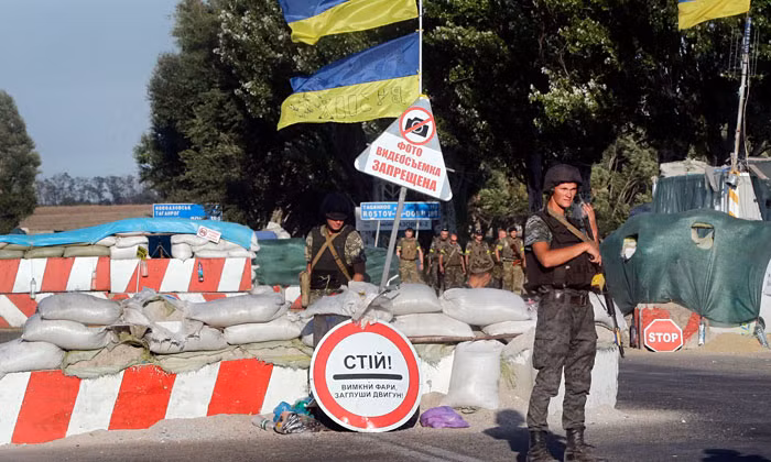 Các binh sĩ Ukraine canh gác ở một trạm kiểm soát. (Ảnh minh họa)