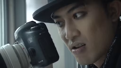 Một cái tên khác phủ sóng phim truyền hình Việt những năm gần đây là Doãn Quốc Đam. Anh từng có những vai diễn gây ấn tượng mạnh như Trần Tú (Người phán xử) hay Cảnh (Quỳnh búp bê), Fedora (Mê cung). Quốc Đam được đánh giá cao ở khả năng biến hóa, đài từ tốt, nét diễn nam tính. Vai Fedora mang về cho anh giải Nam diễn viên phụ phim truyền hình xuất sắc ở giải Cánh diều Vàng 2020.