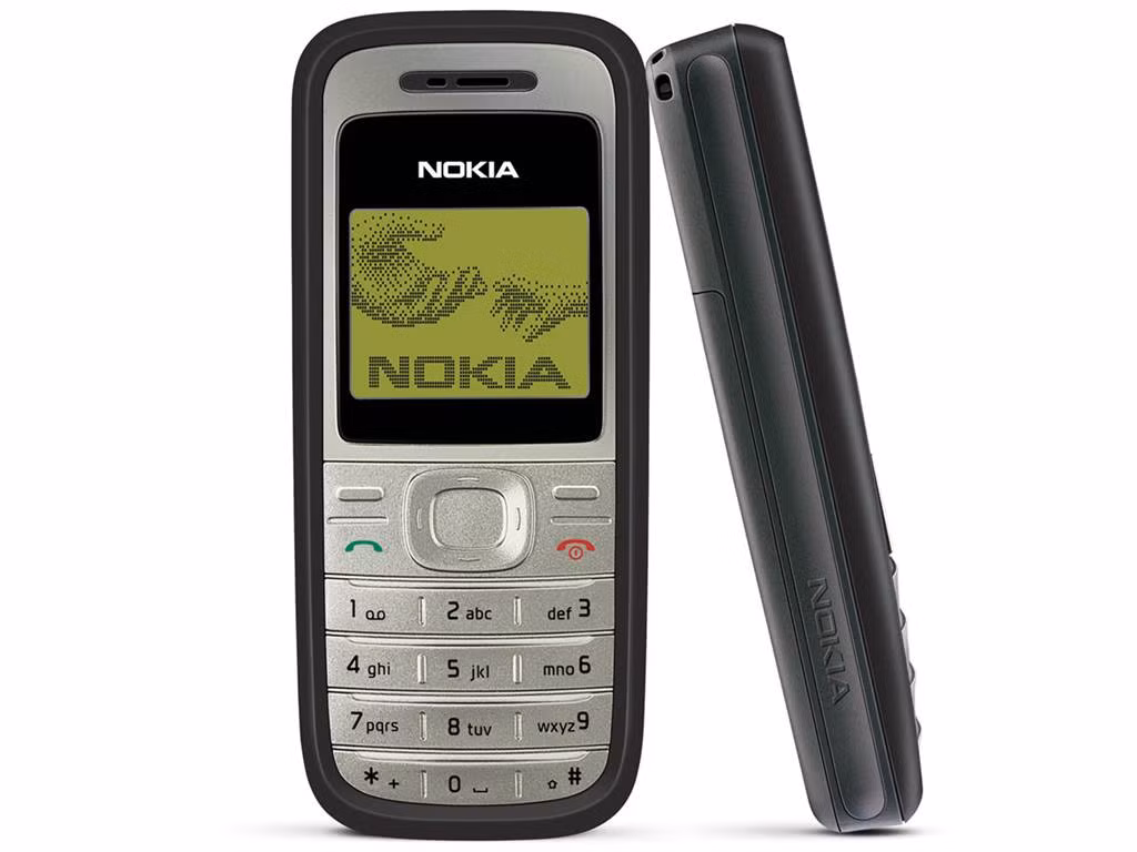2. Nokia 1200 Sẽ là thiếu xót nếu không nhắc đến Nokia 1200 "cổ lỗ sĩ', chiếc điện thoại được nhiều người yêu thích bởi giá trị cốt lõi, mức giá bình dân, thiết kế nhỏ gọn, máy và pin khỏe.
