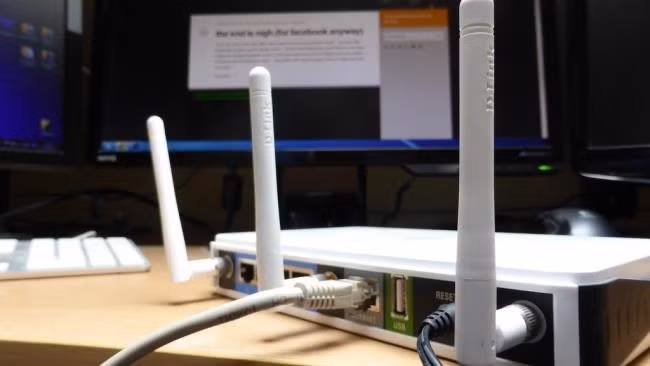  Cách 6: Kiểm tra router mạng internet Đôi khi thủ phạm khiến tốc độ download chậm chạp là do đường truyền từ thiết bị router đến máy không ổn định. Bạn có thể đặt router tại nơi mà các tín hiệu sẽ ít bị ảnh hưởng bởi vật cản, kiểm tra điểm kết nối giữa dây mạng và máy tính, đảm bảo chúng không bị lỏng hoặc tuột ra ngoài.