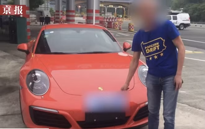 Nghe loi thay boi, tai xe moi mua xe sang Porsche gap va o Trung Quoc