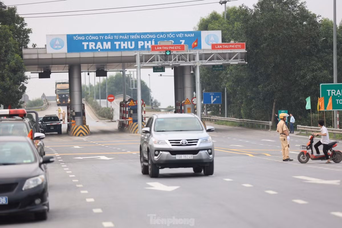 Ngày 28/4 (tức Mùng 9/3 Âm lịch) - một ngày trước Giỗ Tổ, lực lượng chức năng tỉnh Phú Thọ có mặt tại các điểm nút giao thông để phân luồng, đảm bảo an ninh, trật tự và hướng dẫn đại biểu, du khách di chuyển một cách an toàn về Khu di tích lịch sử đền Hùng.