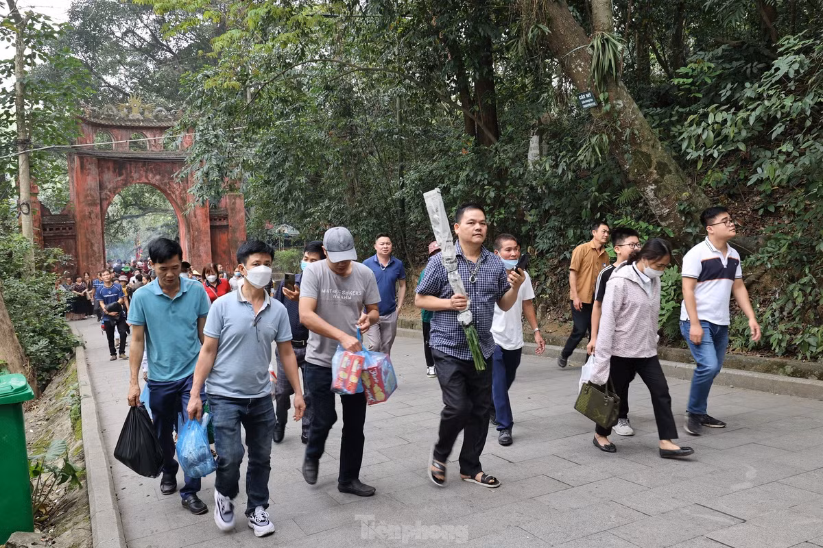 Lãnh đạo Khu di tích lịch sử đền Hùng cũng thông tin, năm ngoái, số lượng du khách đến đền Hùng khoảng một triệu người. Năm nay, thống kê có thể đạt con số 4 triệu lượt khách.