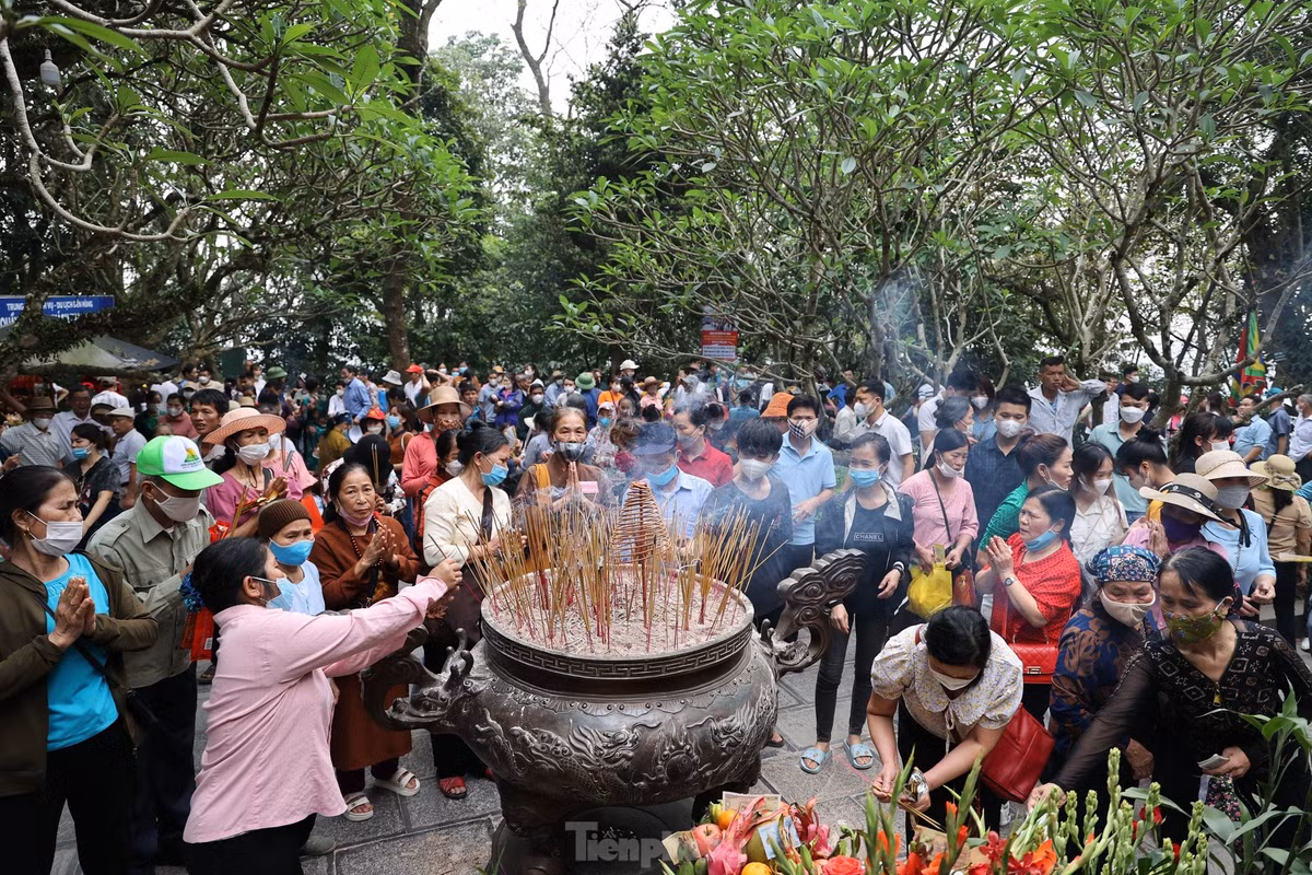 Rất nhiều người lễ Tổ, dâng hương từ chiều mùng 9/3 Âm lịch để tránh tình trạng đông đúc có thể xảy ra vào chính lễ mùng 10/3.