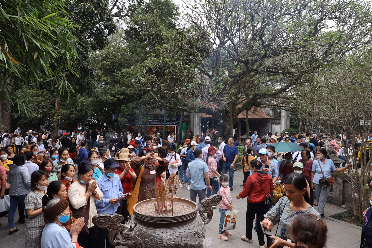 Ban quản lý khu di tích lịch sử đền Hùng cho biết, vào ngày mai (28/4), tức ngày 10/3 Âm lịch, sau khi lãnh đạo Đảng, Nhà nước, Bộ, ngành, tỉnh Phú Thọ và một số lãnh đạo địa phương khác dâng hương, người dân sẽ được hướng dẫn di chuyển lên lễ Tổ một cách quy củ, tránh tình trạng chen lấn, xô đẩy.