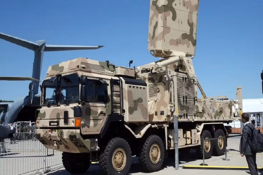  Hệ thống đối phó của Ka-52 bao gồm pháo sáng sẽ được phóng ra để gây nhầm lẫn thiết bị dẫn đường của tên lửa bám chùm laser. Pháo sáng sẽ tạo ra mục tiêu giả mà tên lửa có thể đi theo, thay vì bản thân chiếc trực thăng.