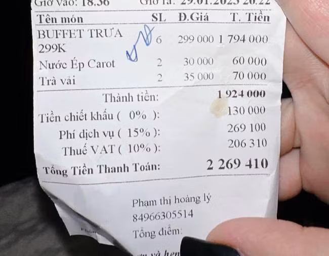 Khách 'ngã ngửa' vì hết Tết uống nước vẫn bị phụ thu 30% - Hình 2 Khach 'nga ngua' vi het Tet uong nuoc van bi phu thu 30%-Hinh-2