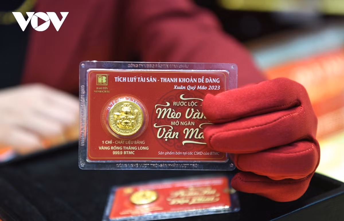 Còn ai có ý định mua đầu tư thì nên chọn những sản phẩm vàng phù hợp, cửa hàng uy tín và tìm hiểu nguồn thông tin thị trường trong và ngoài nước.