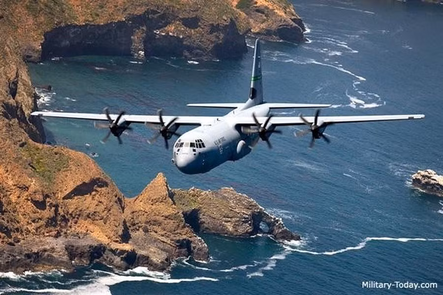 Nhờ khả năng cất hạ cánh đường băng ngắn từ các sân bay dã chiến nên ban đầu C-130 được thiết kế để làm máy bay vận tải, cứu thương và chuyển quân tiền tuyến.