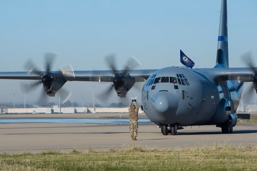  Thông số kỹ thuật cơ bản của C-130J Super Hercules bao gồm: Kíp lái 3 người; chiều dài 29,8 m; sải cánh 40,4 m; chiều cao 11,8 m; trọng lượng rỗng 34.274 kg, trọng lượng cất cánh tối đa 70.305 kg; tải trọng lớn nhất 20.000 kg hoặc 92 lính dù.