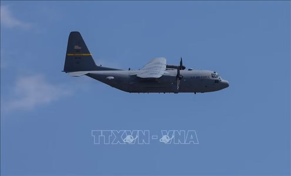  Không quân Hoàng gia Australia đã sử dụng dòng máy bay vận tải Hercules kể từ tháng 12/1958, khi họ nhận những chiếc C-130A từ Mỹ và vận hành liên tục cho đến nay.