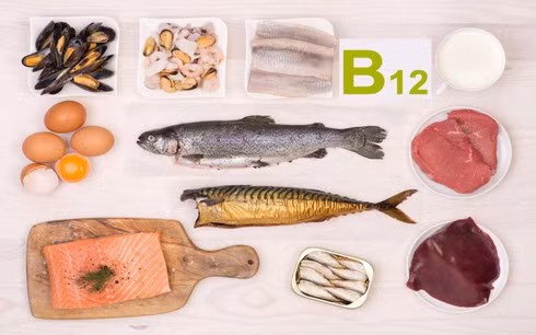  Thực phẩm cung cấp vitamin B12: Người già thường dễ bị thiếu hụt vitamin B12 vì họ khó hấp thụ loại vitamin này từ thực phẩm. Cách tốt nhất là cố gắng ăn nhiều các thực phẩm giàu B12 như cá, thịt gia cầm, trứng, sữa và các sản phầm từ sữa...