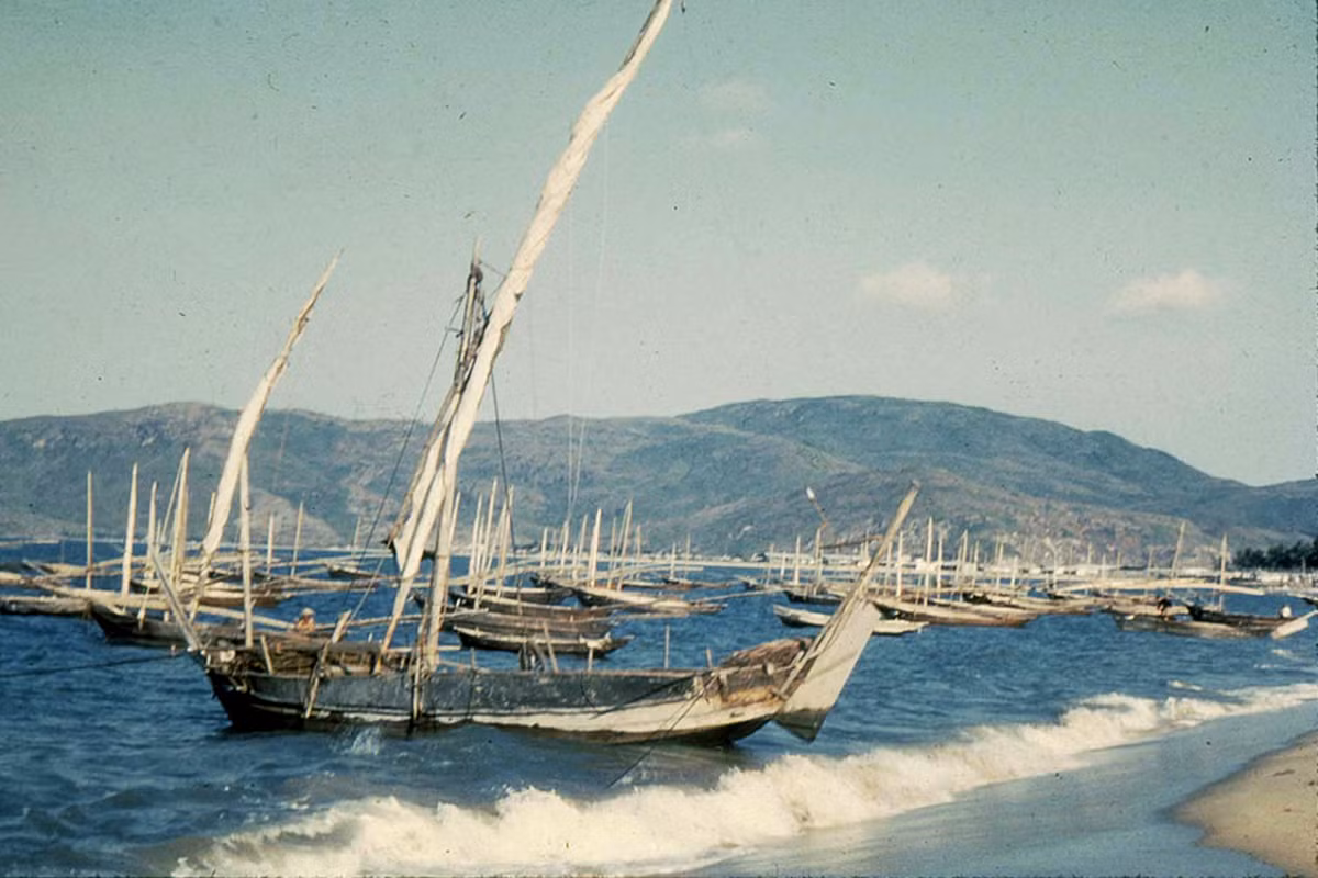 Những con thuyền của ngư dân trên bãi biển.