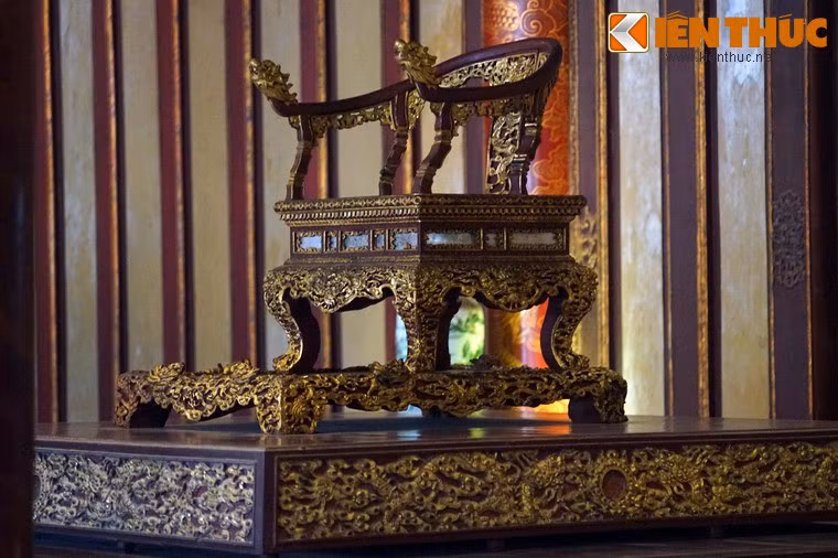 1. Được đặt tại điện Thái Hòa - nơi đăng quang và trị vì đất nước của các vị vua nhà Nguyễn - ngai vàng của vua nhà Nguyễn được làm bằng gỗ sơn son thiếp vàng, chạm khắc rất tinh xảo. Ngai cao 101cm, rộng 72cm, dài 87cm. Phần đế dài 118cm, rộng 90cm, cao 20cm.